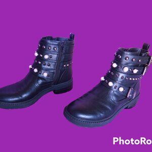 Guess studded moto embellished flat boots with buckle in black size 6.